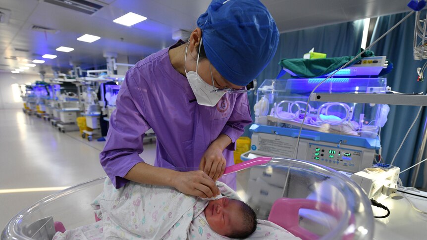 一名护士在产房内照顾新生儿。